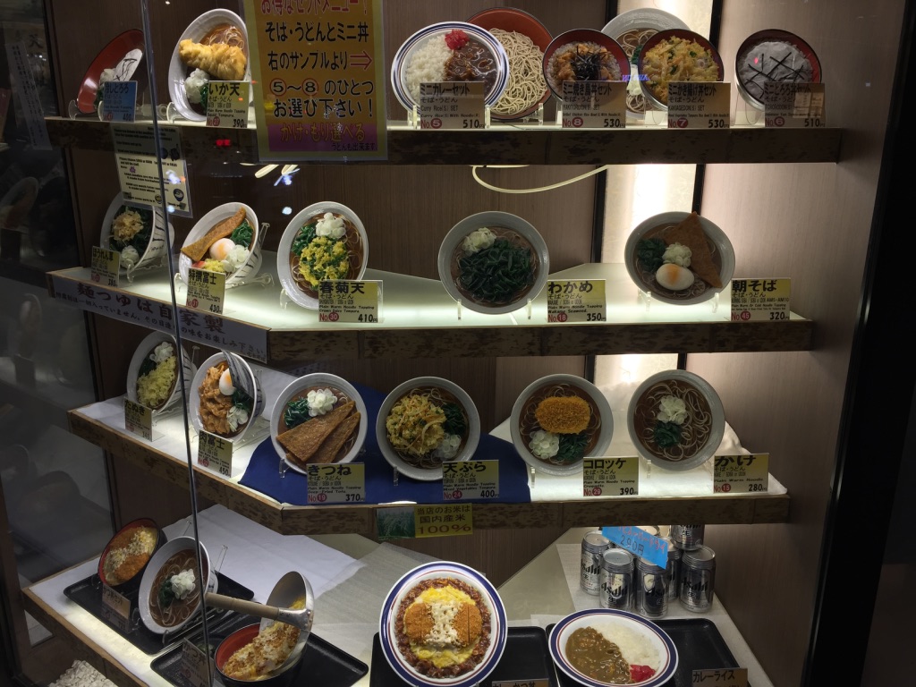 Vitrine d'un restaurant avec des plats plastiques