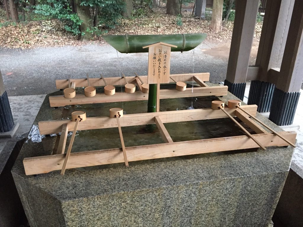 Eau sacrée dans le sanctuaire Meiji-jingū