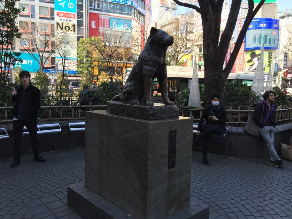 Statue du chien Hachikō à l'entrée de la gare Shibuya