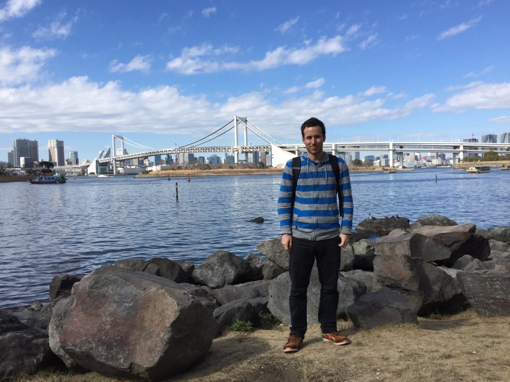 Moi au bord de la baie de Tokyo devant le Pont Arc-en-ciel 