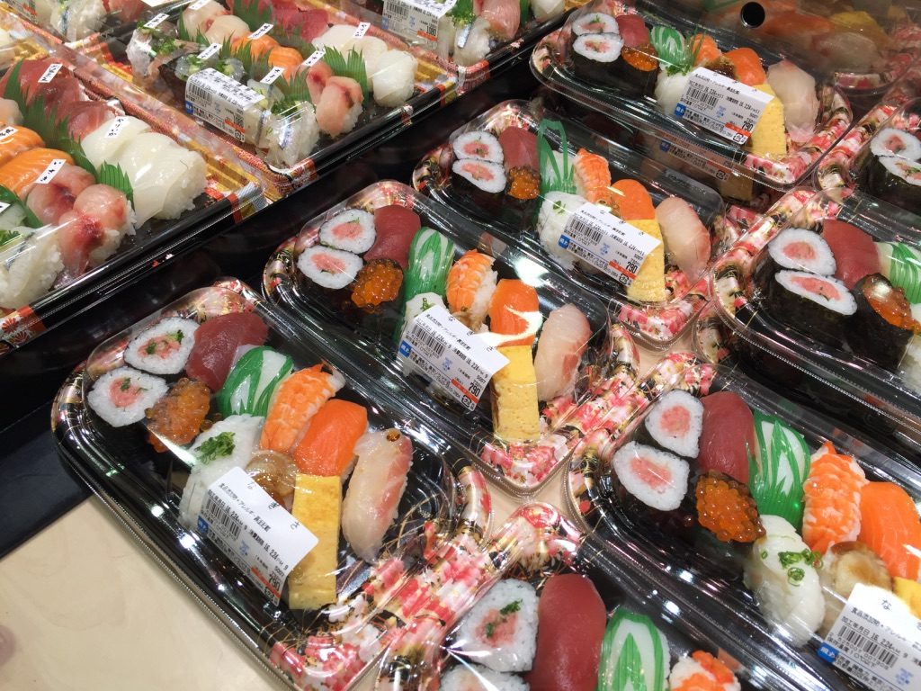 Barquettes de sushi dans le supermarché