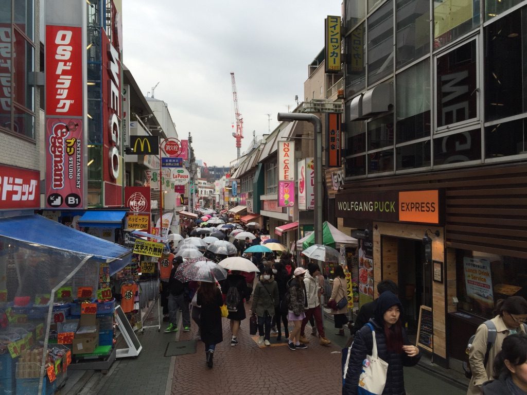 Rue piéton Takeshita-dōri pendant la pluie