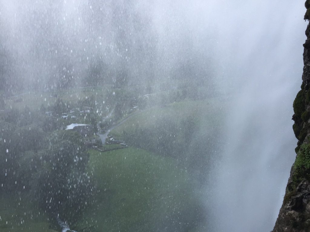 Vue à travers la cascade du Staubbach