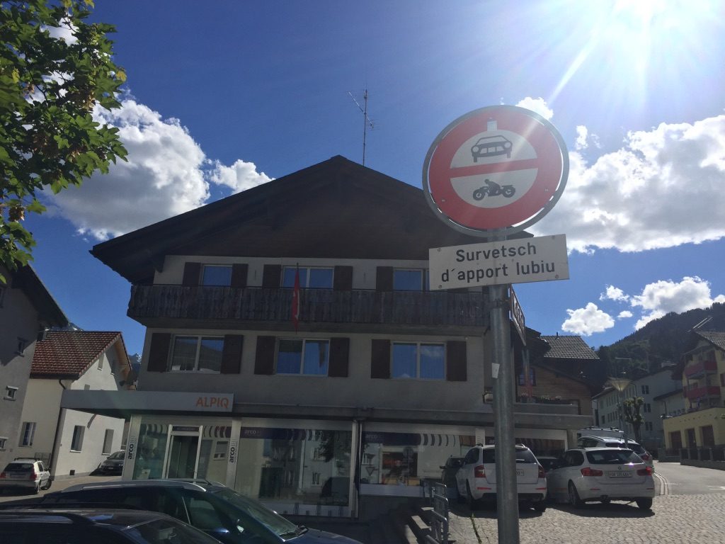 Panneau en romanche en Suisse