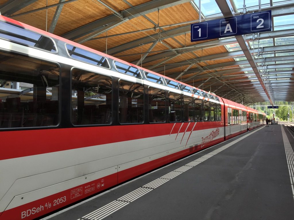 Train entre Täsch et Zermatt en Suisse