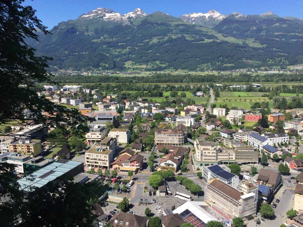 Vaduz avec des montagnes suisses derrière