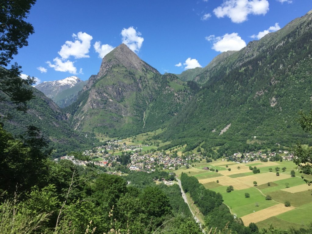 Olivone avec le sommet du Sosto dans les Alpes suisses