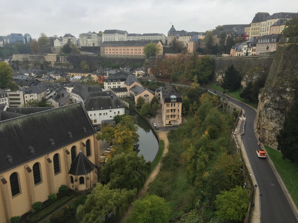 La ville de Luxembourg avec la rivière Alzette