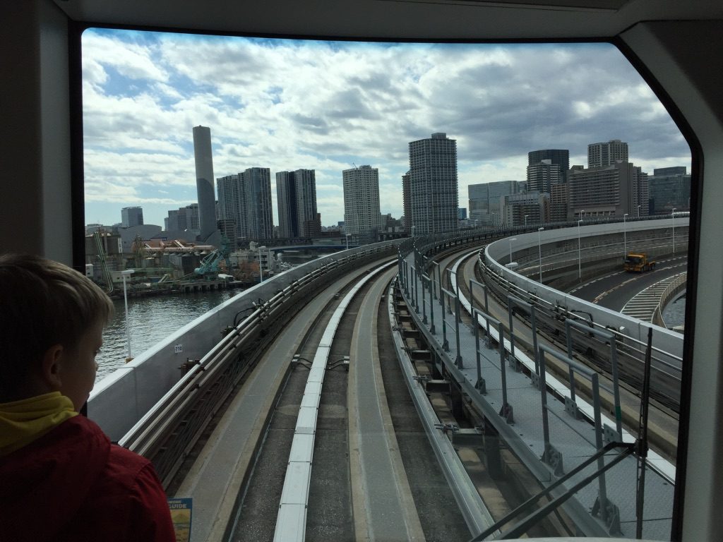 Métro automatique en direction d'Odaiba