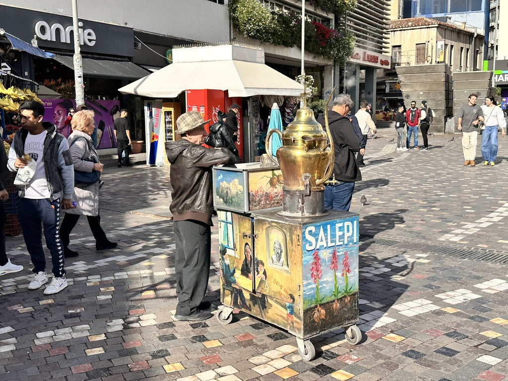 Salep dans la rue d'Athènes
